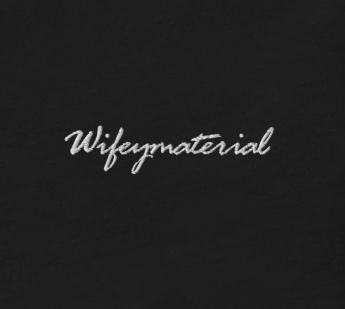 Wifeymaterial - besticktes T-Shirt