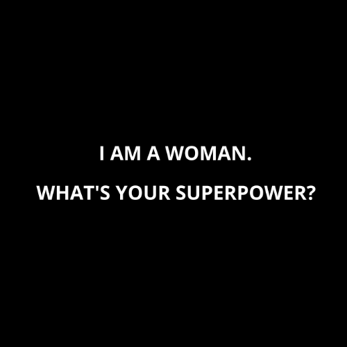 I AM A WOMAN. WHAT'S YOUR SUPERPOWER? - besticktes T-Shirt