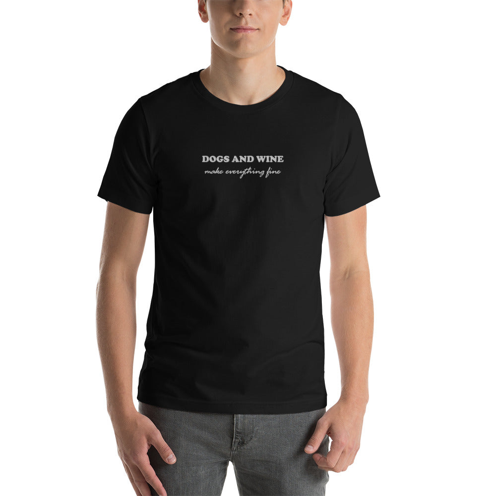 DOGS AND WINE MAKE EVERYTHING FINE - besticktes T-Shirt