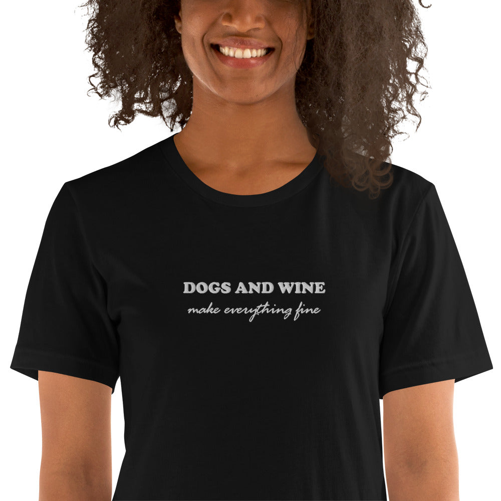 DOGS AND WINE MAKE EVERYTHING FINE - besticktes T-Shirt